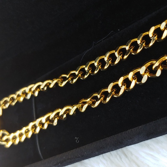 Queen Elizabeth 18K Gold Plated Coin Pendant with 16 Inch Chain - Picture 12 of 14